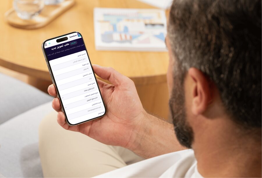 عميل يقدّم طلب تمويل من جواله عبر SawaCard